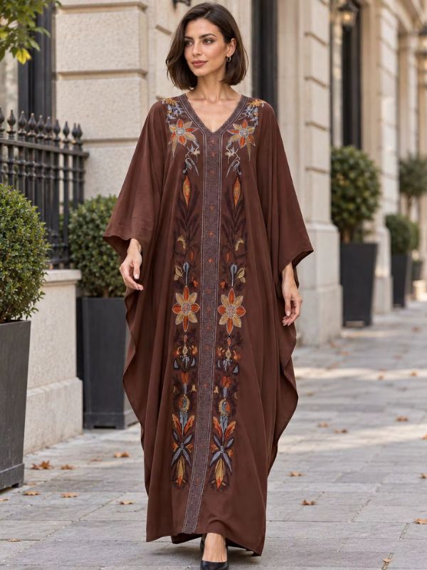 Robe marocaine traditionnelle marron, bande centrale à fleurs brodées orange et feuilles dorées, vue de face