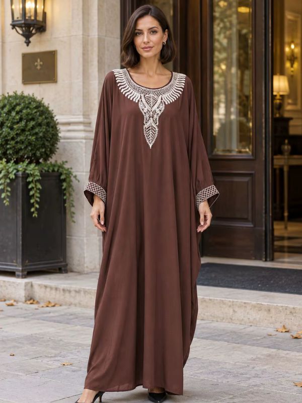 Robe marocaine traditionnelle marron, plastron brodé de palmes ivoire et poignets en treillis brodé, vue de face