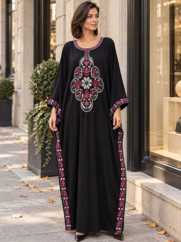 Robe marocaine traditionnelle noire, médaillon brodé rose et bandes géométriques sur les manches, vue de face
