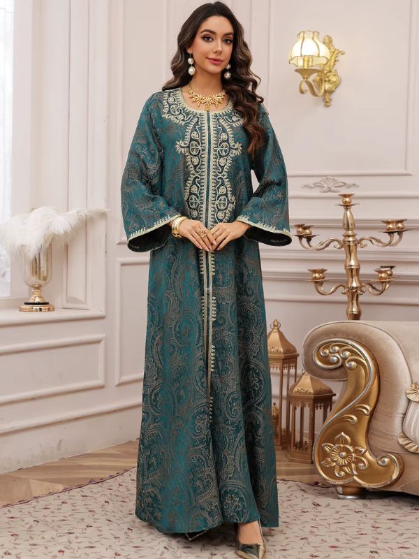 Robe marocaine traditionnelle vert canard, plastron brodé et manches évasées, vue de face