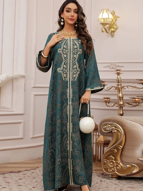 Robe marocaine traditionnelle vert canard, main sur l'épaule, bande centrale dorée