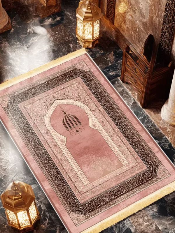Tapis de prière rose Rose d'Andalousie à arche mihrab et franges crème, posé sur un sol en marbre entre deux lanternes dorées