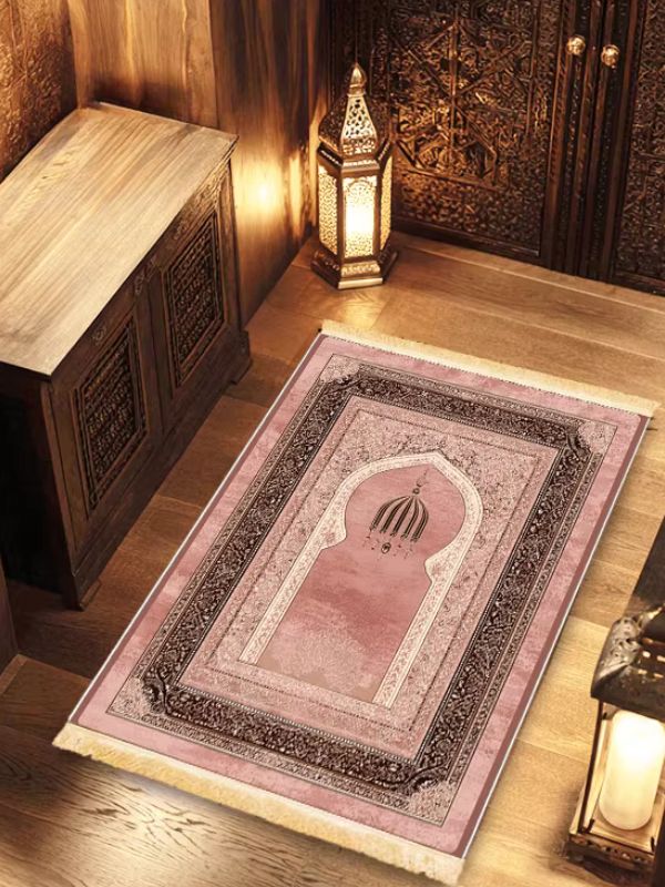 Tapis de prière Rose d'Andalousie déplié sur un parquet en bois, face à un meuble sculpté et une lanterne orientale