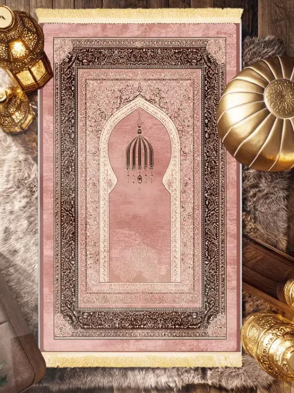 Vue de dessus du tapis de prière rose Rose d'Andalousie, montrant l'arche mihrab, la lanterne suspendue et le cadre d'arabesques chocolat