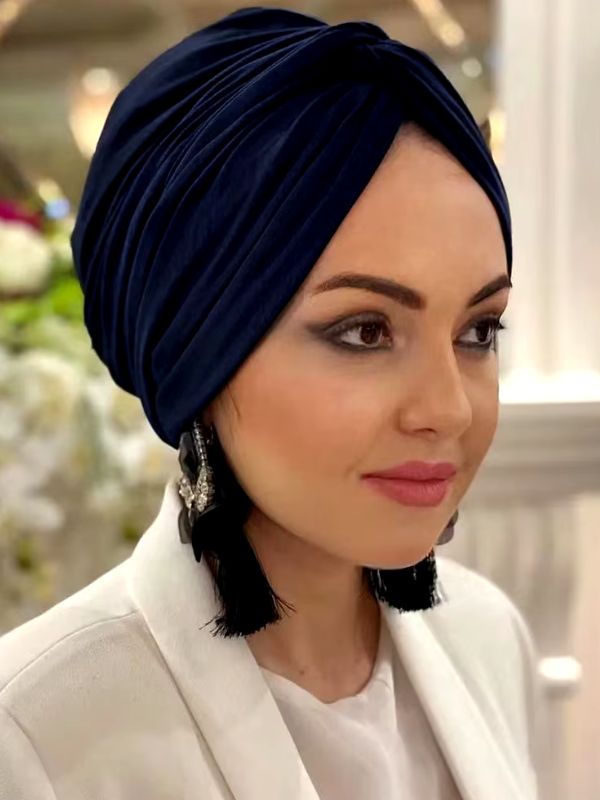 Une femme porte un turban hijab bleu marine