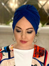 Femme avec un turban hijab bleu