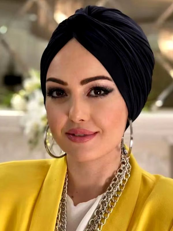 Une femme porte un turban hijab noir